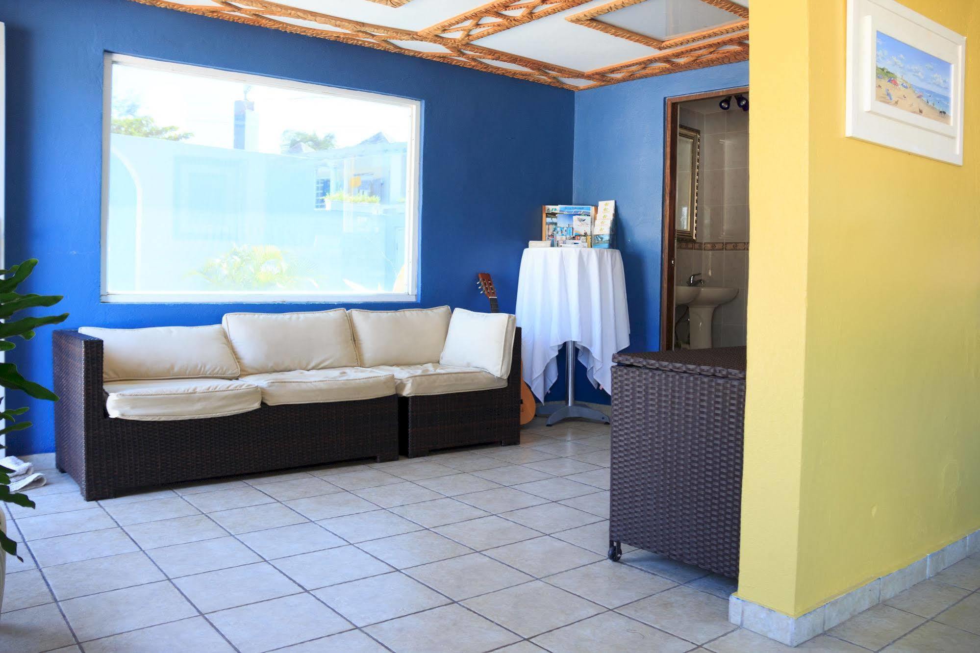 The Beach Guesthouse Pinones Extérieur photo