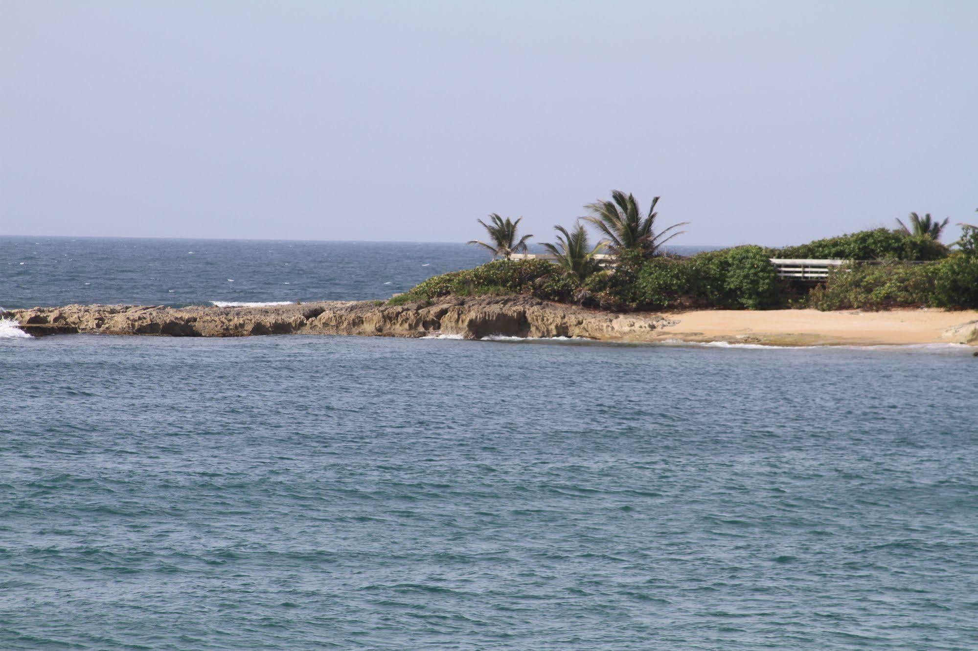 The Beach Guesthouse Pinones Extérieur photo